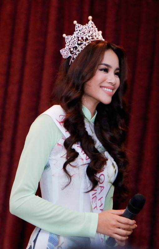 Hoa hậu Phạm Hương xúc động khi về thăm trường - 7 Hoa hậu Phạm Hương xúc động khi về thăm trường - 7