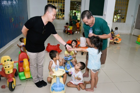 
Viện Thiên Thần tại đường số 1, Q9 là nơi trú ngụ của hơn 50 trẻ em mồ côi, viện đã chính thức hoạt động được 4 năm. Đoàn lựa chọn nơi này vì mong muốn ủng hộ cũng như tiếp sức cho nghĩa cử cao đẹp của ông bà chủ đã mở ra viện.
