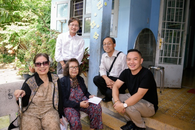 Hai nghệ sĩ tuổi đã cao lại bị bệnh về tim và thấp khớp nên đi lại càng khó khăn hơn.