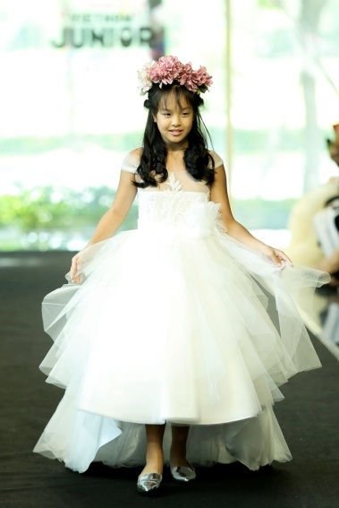 Sao Việt cùng con khuấy đảo sàn catwalk - 17 Con gái lớn Suli nhà Thúy Hạnh “đốn tim” người xem nhờ vẻ ngoài đẹp lung linh.