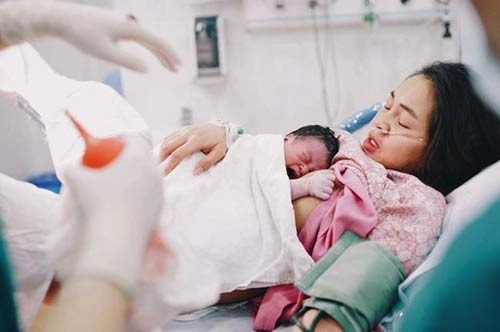 Điểm danh các Hoa hậu, Á hậu Việt làm mẹ đơn thân - 8 Khoảnh khắc thiêng liêng được bạn của á hậu Diễm Châu ghi lại.