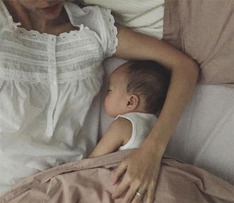 Mỹ nhân Việt lấy chồng đại gia: Người êm ấm, kẻ trắng tay - 1 Hà Tăng “giấu” con rất kĩ, người đẹp chia sẻ không muốn cuộc sống của bé bị xáo trộn. Từ ngày lấy chồng, nữ diễn viên dành nhiều thời gian cho gia đình và công việc kinh doanh. Người đẹp rút lui khỏi làng giải trí và chỉ hiếm hoi xuất hiện tại một vài sự kiện đặc biệt.