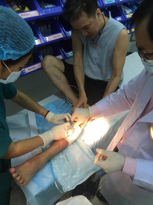 Đàm Vĩnh Hưng bị tai nạn phải khâu 6 mũi trước khi diễn ra liveshow - 3 Mr. Đàm phải khâu 6 mũi ở chân, nhưng tinh thần anh khá tỉnh táo.