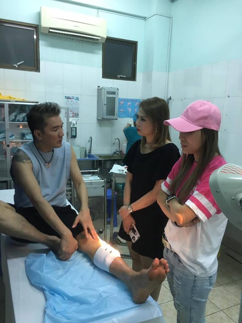 Đàm Vĩnh Hưng bị tai nạn phải khâu 6 mũi trước khi diễn ra liveshow - 4 Hai người bạn thân Thanh Thảo và Hồng Ngọc rất lo lắng và theo Đàm Vĩnh Hưng vào tận bệnh viện.
