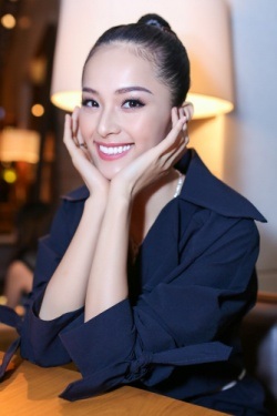 Hạ Vi “chơi trội” với trang sức kim cương bạc tỷ - 6 Nét đẹp rạng rỡ của Hạ Vi khiến không ít người “mê mệt”.