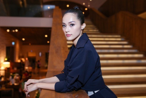 Hạ Vi “chơi trội” với trang sức kim cương bạc tỷ - 7 Hạ Vi “chơi trội” với trang sức kim cương bạc tỷ - 7