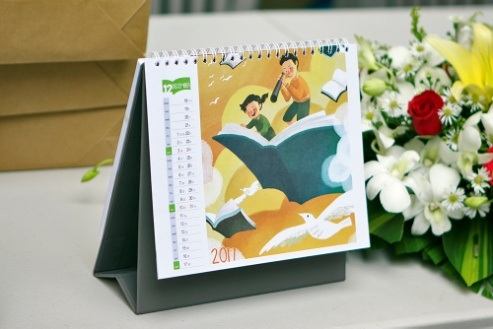 Lịch khuyến đọc đồng hành cùng "sách hóa nông thôn" - 2
Cận cảnh bộ lịch khuyến đọc đồng hành cùng dự án. Đây là sản phẩm trí tuệ lấy ý tưởng từ hành trình 19 năm của anh Nguyễn Quang Thạch, được thể hiện qua nét vẽ của bạn Lương Thanh Trúc, sinh viên năm cuối ĐH Văn Lang TPHCM.