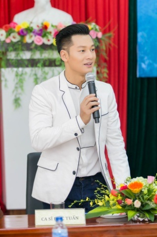 Nam ca sĩ chọn sơ mi trắng viền đen ton sur ton với bộ vest đầy lịch lãm.