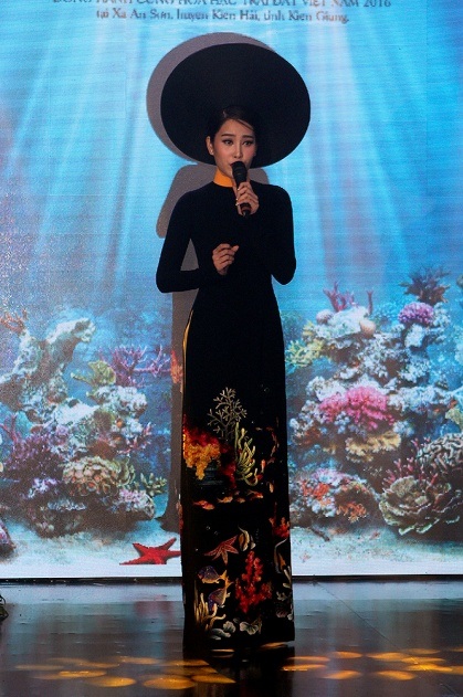 Hé lộ trang phục và phần thi tài năng của Nam Em tại Miss Earth - 7 Nam Em cũng lựa chọn quốc phục để thuyết trình dự án cộng đồng của mình. Người đẹp trình bày lưu loát bằng tiếng anh và khá tự tin trong giao tiếp.