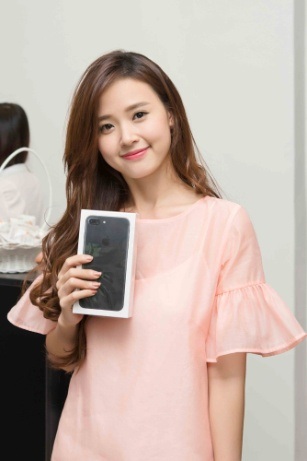 Midu thân thiết cùng Harry Lu - 2 Với vẻ ngoài mỏng manh, nữ tính nhưng Midu chưa bao giờ thể hiện điều đó trong công việc, cô luôn là người mạnh mẽ, quyết đoán và quyết liệt với những quyết định của mình. Và với tính cách này giúp Midu khá thành công trong công việc kinh doanh riêng.