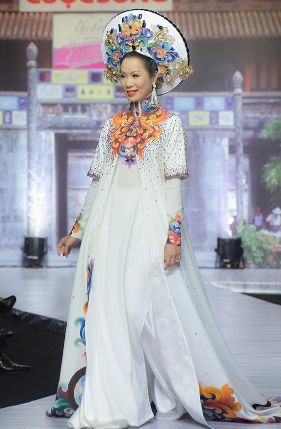 Trịnh Kim Chi bất ngờ trở lại sàn diễn thời trang sau 17 năm - 3 Nữ diễn viên xinh đẹp này đã “càn quét” sàn diễn, không chỉ giữ vững phong độ mà còn tỏa sáng hơn bởi thần thái cuốn hút và chuyên nghiệp.