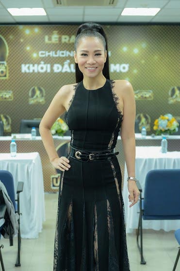 Thu Minh và Huy Tuấn tiếp tục song hành trên ghế nóng - 2 Nữ ca sĩ xuất hiện trong trang phục trẻ trung, nhưng cũng không kém phần táo bạo