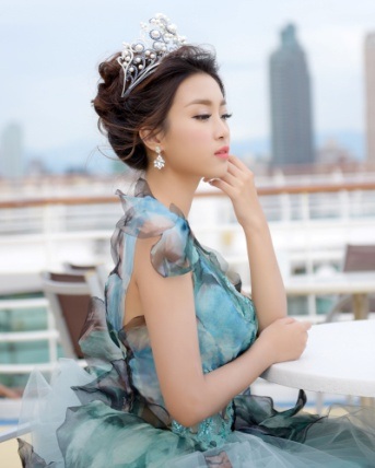 Hoa hậu Mỹ Linh xinh như công chúa tại Đài Loan - 6 Vẻ đẹp mỹ miều của tân hoa hậu khiến các khách mời không thể rời mắt. Khi cô xuất hiện, mọi người đã vô cùng bất ngờ và hào hứng, bởi ban tổ chức không hề thông báo trước về vị khách đặc biệt này.