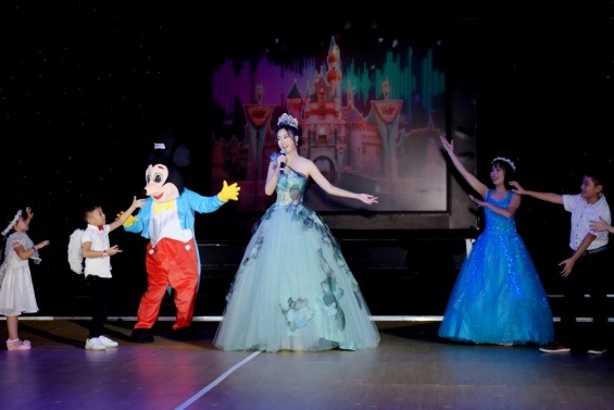 Hoa hậu Mỹ Linh xinh như công chúa tại Đài Loan - 9 “Cinderella” Mỹ Linh cùng hát và trình diễn tiết mục mở màn cùng các bé thiếu nhi Việt Nam trong chương trình.