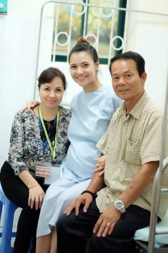 Sao nữ Việt “tấp nập” đón con gái đầu lòng - 6 Hồng Quế hạnh phúc cùng ba mẹ trước khi lâm bồn. Thông tin về cha đẻ của bé Cherry được người đẹp sinh năm 94 và gia đình giữ kín.