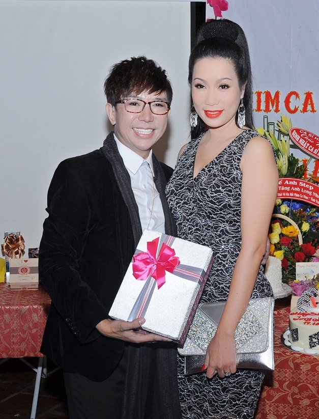 Á hậu Trịnh Kim Chi cũng đến dự sinh nhật của ca sĩ Long Nhật dù trời mưa khá to