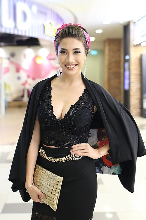 Hà Hồ có mặt trong bảng sao đẹp nhưng vẫn lọt top sao mặc xấu - 9 Pha Lê đã quá tham lam khi kết hợp cả hoa tai, áo khoác, băng đô vào bộ trang phục gần như không thể “rắc rối” hơn. Màu sắc, họa tiết chỏi nhau “chan chát” của các phụ kiện cũng là một trong những nguyên nhân chính khiến cô lọt top sao mặc xấu tuần này.
