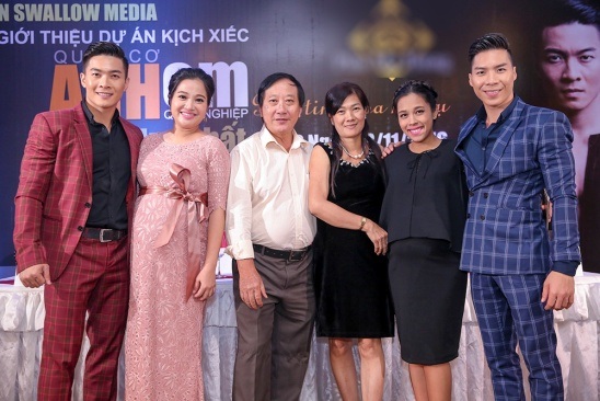 Nữ MC hạnh phúc bên gia đình chồng. Đặc biệt hơn cả, ca sĩ Ngọc Mai – vợ NSƯT Quốc Nghiệp cũng “vác bụng bầu” đến ủng hộ chồng. Được biết, Ngọc Mai hiện là giảng viên tại Nhạc viện TPHCM.