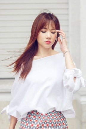 Hari Won trẻ trung xuống phố đáp trả tin đồn “bầu bí” - 7 Nữ ca sĩ cho biết hiện tại cô vẫn đang tập trung cho công việc, dồn sức vào các sản phẩm âm nhạc, điện ảnh sắp ra mắt cũng như sắp xếp cho 1 chuyến đi lưu diễn dài ngày tại châu Âu.