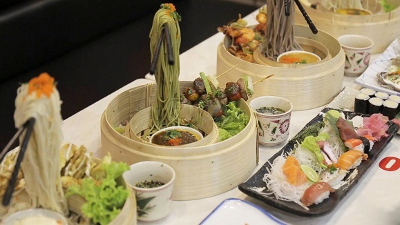Sài Gòn cuối tuần: Mì bay Singapore đã về đến Việt Nam! - 1 Thiên Du & Sky Sushi tọa lạc tại huyện Bình Chánh, cách trung tâm Sài Gòn chỉ khoảng 20 phút di chuyển bằng xe máy.
