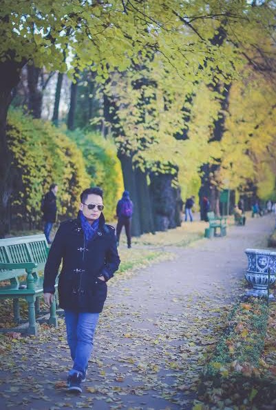 Bằng Kiều hội ngộ Quang Thắng tận trời Tây - 3 Nam danh ca ghi điểm với phong cách thời trang trẻ trung và sành điệu. Anh chia sẻ, tuy là mùa Thu nhưng không khí ở đây rất lạnh, khiến anh phải “kín mít” khi ra đường.