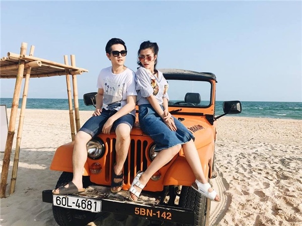 
Cặp đôi thoải mái diện đồ đôi dạo biển, từ áo, kính cho đến giày dép đều rất ton sur ton.
