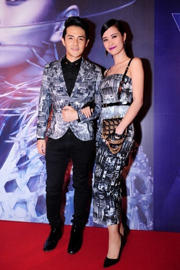 
Cặp đôi thoải mái diện đồ đôi dạo biển, từ áo, kính cho đến giày dép đều rất ton sur ton.
