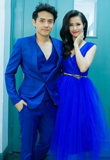 
Đông Nhi - Ông Cao Thắng lựa chọn trang phục xanh lam trẻ trung để dự tiệc cùng nhau.
