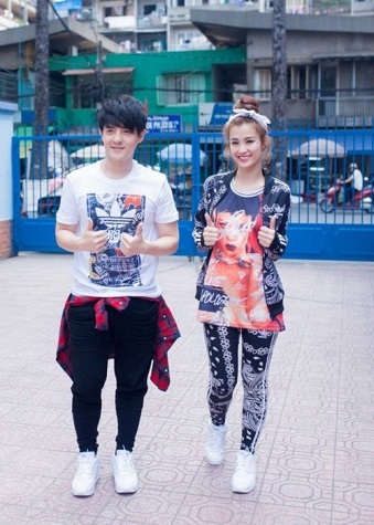 Tuy không giống nhau 100% nhưng chỉ cần diện giày đôi thôi, cả 2 đã có thể “đốn gục” trái tim của nhiều fan hâm mộ.