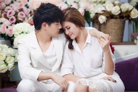 Từ mặc nhà, đi biển, thảm đỏ cho đến MV ca nhạc, ở đâu cặp đôi cũng khiến khán giả “phát hờn” vì độ tình cảm và dễ thương “lạc lối”.