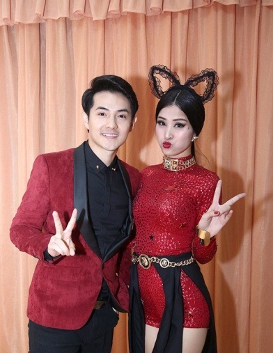 Trong đêm Chung kết The Remix 2015, tuy chỉ đến ủng hộ tinh thần bạn gái nhưng Ông Cao Thắng cũng tranh thủ diện vest đồng màu với trang phục trình diễn của Đông Nhi.