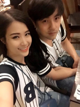 Trong ngày kỷ niệm 7 năm yêu nhau, Đông Nhi - Ông Cao Thắng diện áo khoác thể thao sọc đen trắng trẻ trung.