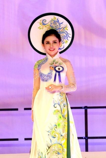 Nhìn lại chặng đường đến vương miện của Hoa Hậu Janny Thủy Trần - 3 Bên cạnh ngôi vị sắc đẹp cao nhất, Janny Thủy Trần còn xuất sắc đoạt giải thưởng phụ về trang phục truyền thống Áo Dài, giải phụ Best Catwalk và lọt vào top 3 năng khiếu nhờ giọng hát mượt mà.