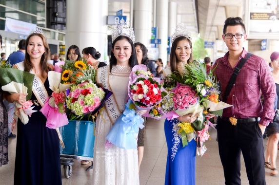Hoa Hậu Janny Thủy Trần được chào đón nồng nhiệt khi vừa về Việt Nam - 5 Cùng cô về nước lần này còn có Á hậu Trang Võ và Hoa hậu Nhân ái Cúc Hà (Hoa hậu Mệnh phụ Phu nhân Việt Nam Hoàn Cầu), cả 3 nhận được nhiều tình cảm của khán giả quê nhà ngay khi vừa đáp xuống sân bay. (Từ trái sang: Hoa hậu Nhân ái Cúc Hà, Hoa hậu Janny Thủy Trần, Á hậu Trang Võ và Nam vương Hải Quân).