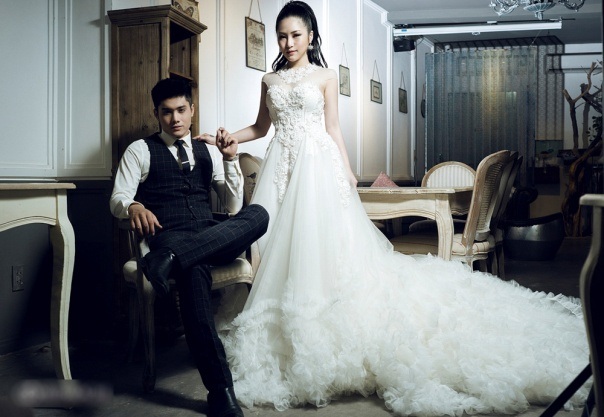 Hương Tràm làm cô dâu ngọt ngào và gợi cảm - 2 Hình ảnh ngày càng xinh đẹp và rạng rỡ của giọng ca gốc Nghệ An.