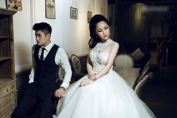 Hương Tràm làm cô dâu ngọt ngào và gợi cảm - 3 Quán quân Giọng hát Việt 2012 ngày càng trưởng thành hơn từ hình ảnh đến phong cách. Hương Tràm cho biết bản thân đang theo đuổi nét đẹp gợi cảm, nữ tính và mong muốn truyền tải tinh thần đó trong từng bộ ảnh.