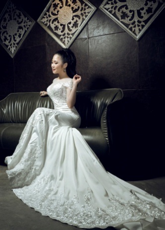 Hương Tràm làm cô dâu ngọt ngào và gợi cảm - 7 Không chỉ có niềm hạnh phúc, giọng ca “Ngốc” còn thể hiện rất tốt những khoảnh khắc giận hờn đôi lứa trong nhiều góc máy đậm chất nghệ thuật.