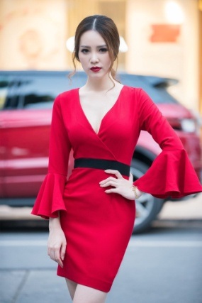Á hậu Thùy Vân đẹp mặn mà trong thiết kế đầm cocktail tay chuông đỏ rực. Không chỉ tôn được làn da trắng sứ, bộ cánh còn giúp người đẹp khoe khéo vòng 1 căng tròn bằng phần ngực xẻ sâu.