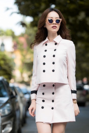 Người đẹp rất biết tận dụng phụ kiện như kính, túi, áo khoác… để làm tổng thể thêm phần sành điệu.