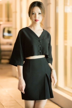 Sắc đen xuất hiện khá nhiều trong tủ đồ của Thụy Vân. Cô cho biết trang phục màu đen rất dễ phối, vừa sang trọng nhưng lại vừa quyến rũ, cá tính, rất phù hợp với tính cách cũng như tính chất công việc của cô hiện tại.