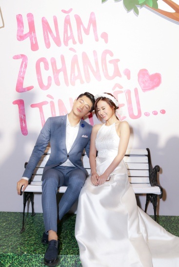 Midu diện áo cưới, tình cảm sánh đôi bên Harry Lu - 4 Anh chàng hài hước tựa đầu vào bạn diễn khiến Midu ngượng ngùng.