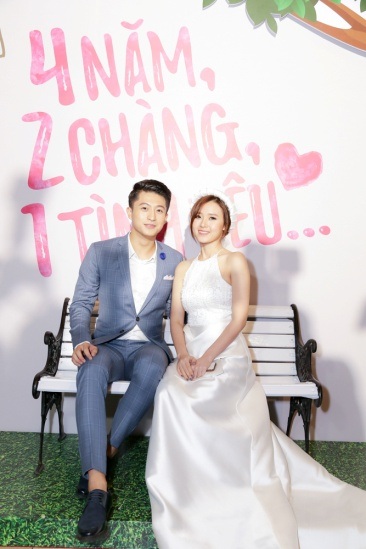 Midu diện áo cưới, tình cảm sánh đôi bên Harry Lu - 5 Trong phim, Harry và Midu có một mối tình đẹp kéo dài trong nhiều năm, suốt từ thời học trò cho đến khi đã trưởng thành, chín chắn.