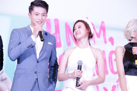 Midu diện áo cưới, tình cảm sánh đôi bên Harry Lu - 6 Đáp lại, Midu cũng hài hước không kém khi chia sẻ: “Niềm hạnh phúc của Midu là nhờ kịch bản phim quá dễ thương, nhờ đạo diễn “chiếu cố” mà Midu được tận 2 chàng trai cực đẹp trai và ga-lăng là Harry Lu và Anh Tú giành giật, suốt ngày tranh suất dắt Midu đi ăn!”