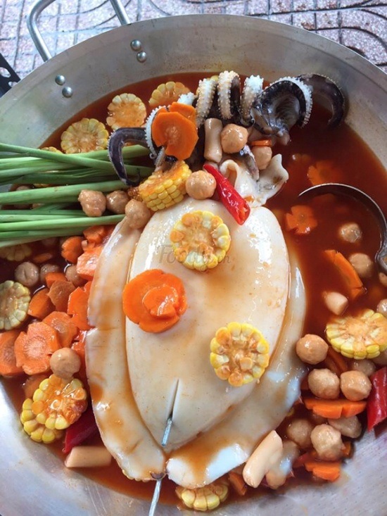 Những món ăn “khổng lồ” làm điên đảo người Sài Gòn - 2 Cận cảnh nồi lẩu “gây sốt” Saigonese những ngày qua.