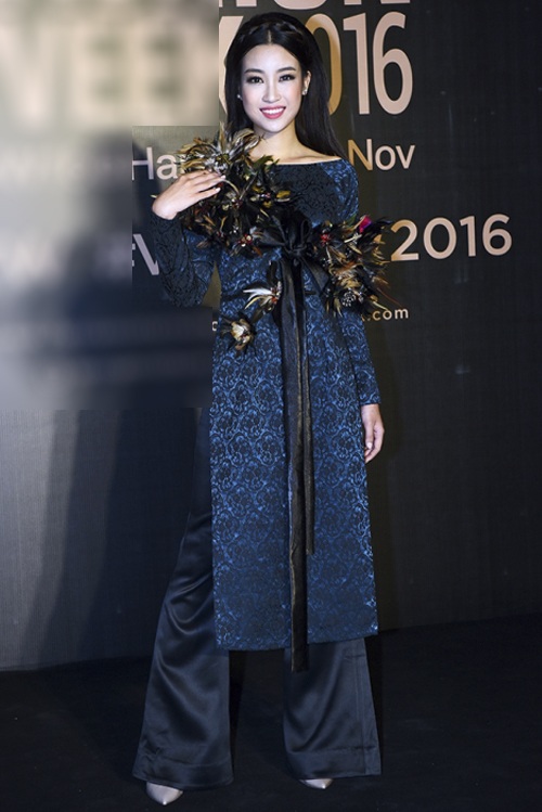 Kỳ Duyên, Nam Em vào sao đẹp; Hoa hậu Đỗ Mỹ Linh, Angela Phương Trinh phong độ thất thường - 11 Hoa hậu Mỹ Linh xuất hiện với bộ cánh khá “kì lạ” khi kết hợp áo dài và chiếc khăn làm bằng lông gà kém tinh tế. Hoa hậu Việt Nam 2016 trông già dặn và kém sắc hẳn so với tuổi.