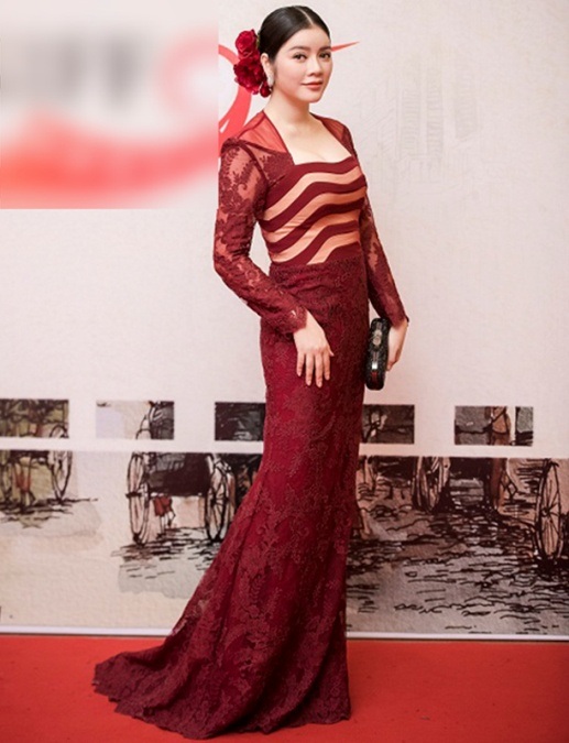 Kỳ Duyên, Nam Em vào sao đẹp; Hoa hậu Đỗ Mỹ Linh, Angela Phương Trinh phong độ thất thường - 15 Lý Nhã Kỳ “sến sẩm” với bộ đầm thanh lịch “nửa mùa” như thời trang những năm 2000. Không chỉ vậy, người đẹp còn tự “dìm hàng” mình bằng chiếc cài hoa to đùng sau tóc. Thiết nghĩ thời gian tới cựu đại sứ du lịch Việt Nam nên đầu tư đúng mực hơn cho hình ảnh của mình.