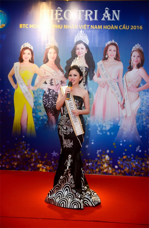 Hoa hậu Janny Thuỷ Trần rạng rỡ dự tiệc sau khi về nước - 4 Hoa hậu Janny Thủy Trần xúc động khi chia sẽ những tình cảm mà bạn bè quốc tế dành cho cô.