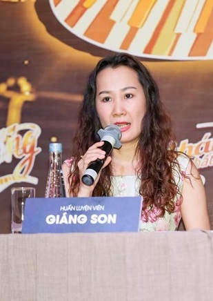 Nhạc sĩ Đức Trí “phá lệ” lần đầu ngồi ghế nóng - 3 Cùng với nhạc sĩ Đức Trí, nhạc sĩ Giáng Son cũng lần đầu tiên đảm nhận vai trò cầm cân nảy mực ở một cuộc thi truyền hình thực tế.