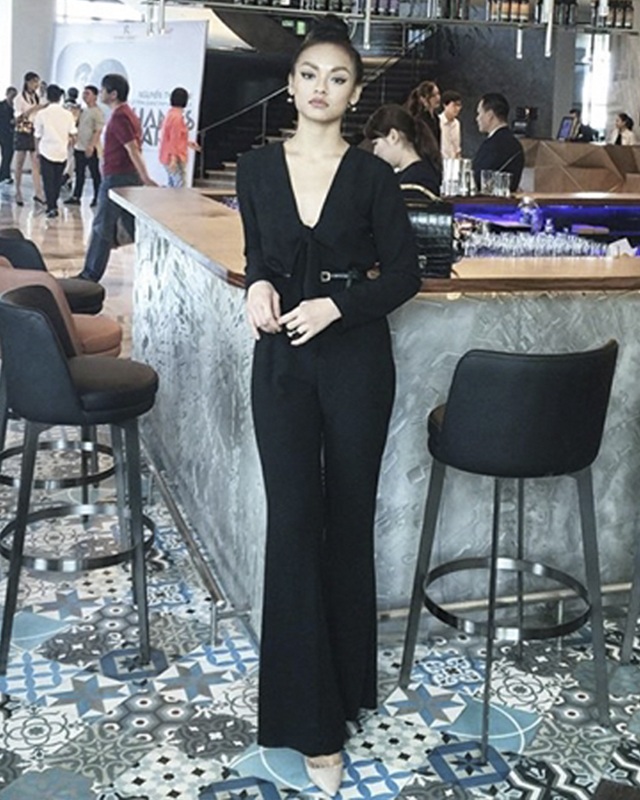 Đông Nhi, Noo Phước Thịnh mặc đẹp nhất tuần; Hồ Ngọc Hà hở bạo kém duyên - 4 Mai Ngô thon gọn bất ngờ trong bộ jumpsuit đen đơn giản. Người đẹp đã có bước lột xác “ngoạn mục” khi không còn gắn với những bộ cánh rườm rà, “kì dị” như trước. Thay vào đó, cách lựa chọn màu sắc, phụ kiện tông đen – nude đơn giản, trang điểm và làm tóc hài hòa đã giúp Á quân The Face “lội ngược dòng” thành công.