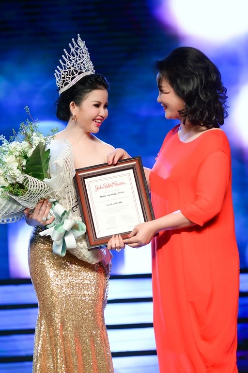 Cô Xuân Trang giáo viên dạy giao tiếp cho Janny Thủy Trần của trường John Robert Powers tại Việt Nam trước khi đi thi quốc tế cũng đến chung vui và trao giấy chứng nhân cho Janny